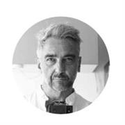 photographe professionnel avec 30 ans d'expérience. représenté par l'agence VU à Paris, je donne également des workshops .